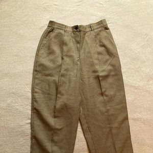 Loose-fit pleated dress pants.